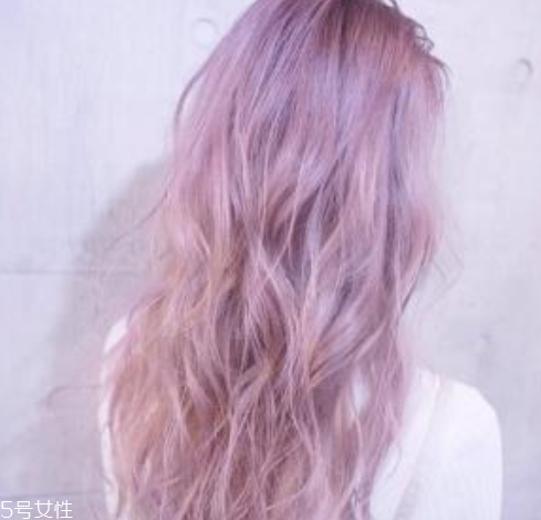 粉色發(fā)色顯黑嗎 粉色發(fā)色可以維持多久 粉色發(fā)色顯黑嗎 粉色發(fā)色可以維持多久