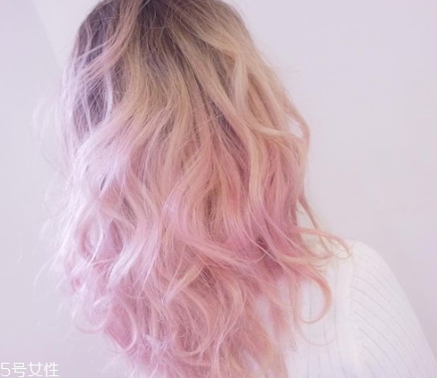 粉色發(fā)色顯黑嗎 粉色發(fā)色可以維持多久 粉色發(fā)色顯黑嗎 粉色發(fā)色可以維持多久