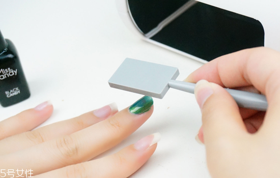 貓眼石美甲磁鐵怎么用 貓眼美甲的做法步驟 貓眼石美甲磁鐵怎么用 貓眼美甲的做法步驟