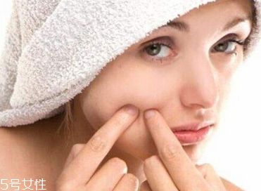 悶痘是痘痘悶在皮膚里嗎 悶痘是什么原因 悶痘是痘痘悶在皮膚里嗎 悶痘是什么原因