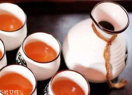 高粱酒和玉米酒的區(qū)別 高粱酒和玉米酒哪個好喝 高粱酒和玉米酒的區(qū)別 高粱酒和玉米酒哪個好喝