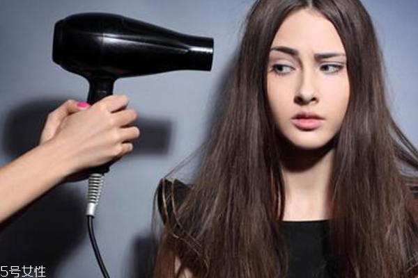 吹頭發(fā)怎么吹出順滑感 吹頭發(fā)正確方法 吹頭發(fā)怎么吹出順滑感 吹頭發(fā)正確方法
