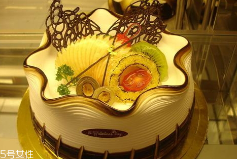 10寸蛋糕多大 10寸蛋糕夠幾個(gè)人吃 10寸蛋糕多大 10寸蛋糕夠幾個(gè)人吃