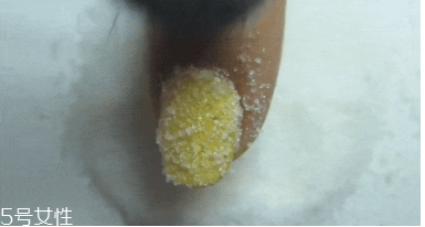 白糖美甲怎么做 糖果色小清新美甲教程 白糖美甲怎么做 糖果色小清新美甲教程