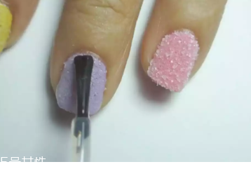 白糖美甲怎么做 糖果色小清新美甲教程 白糖美甲怎么做 糖果色小清新美甲教程