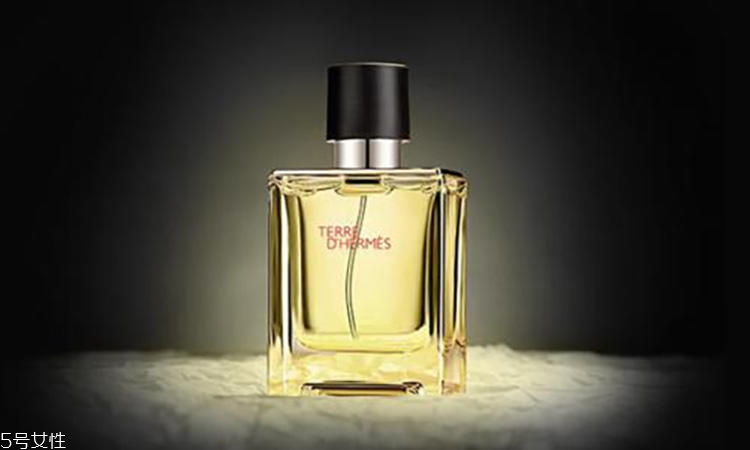 香奈兒5號像花露水嗎 哪款六神露水像香奈兒5號 香奈兒5號像花露水嗎 哪款六神露水像香奈兒5號