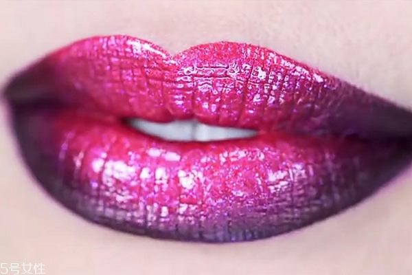 漸變咬唇妝怎么畫 紫紅色魅惑漸變唇妝教程 漸變咬唇妝怎么畫 紫紅色魅惑漸變唇妝教程