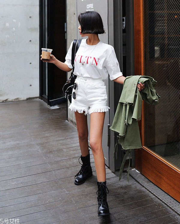 短裙與t恤的搭配好看嗎 短袖t恤怎么搭配好看 短裙與t恤的搭配好看嗎 短袖t恤怎么搭配好看