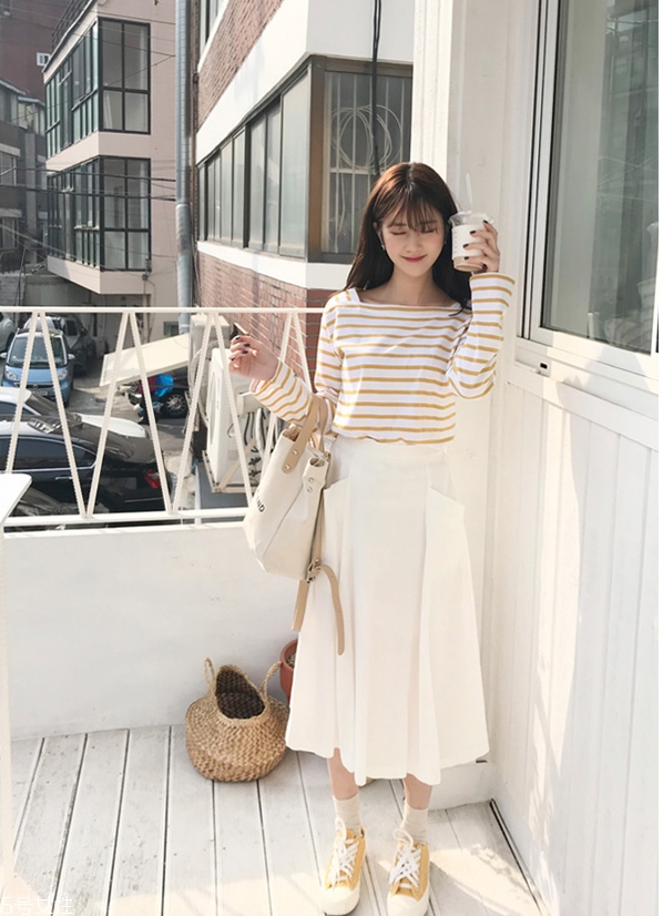 短裙與t恤的搭配好看嗎 短袖t恤怎么搭配好看 短裙與t恤的搭配好看嗎 短袖t恤怎么搭配好看