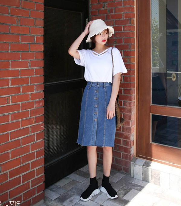 短裙與t恤的搭配好看嗎 短袖t恤怎么搭配好看 短裙與t恤的搭配好看嗎 短袖t恤怎么搭配好看