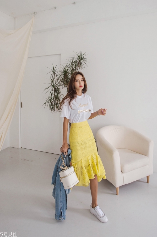 短裙與t恤的搭配好看嗎 短袖t恤怎么搭配好看 短裙與t恤的搭配好看嗎 短袖t恤怎么搭配好看