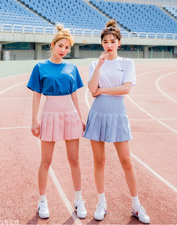 短裙與t恤的搭配好看嗎 短袖t恤怎么搭配好看 短裙與t恤的搭配好看嗎 短袖t恤怎么搭配好看