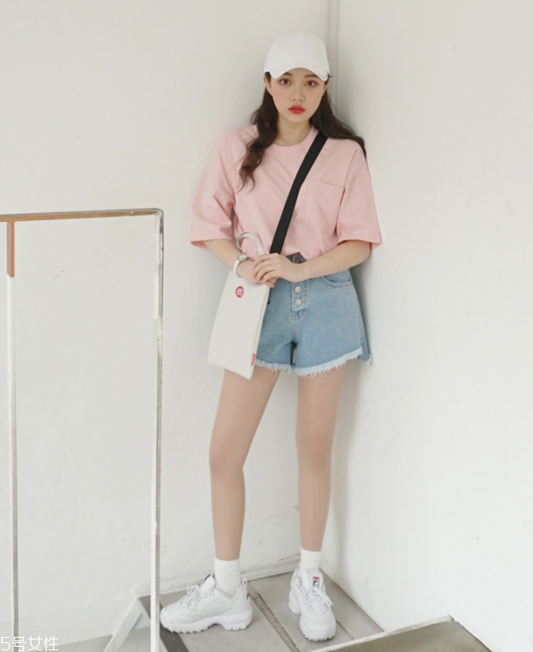 短裙與t恤的搭配好看嗎 短袖t恤怎么搭配好看 短裙與t恤的搭配好看嗎 短袖t恤怎么搭配好看