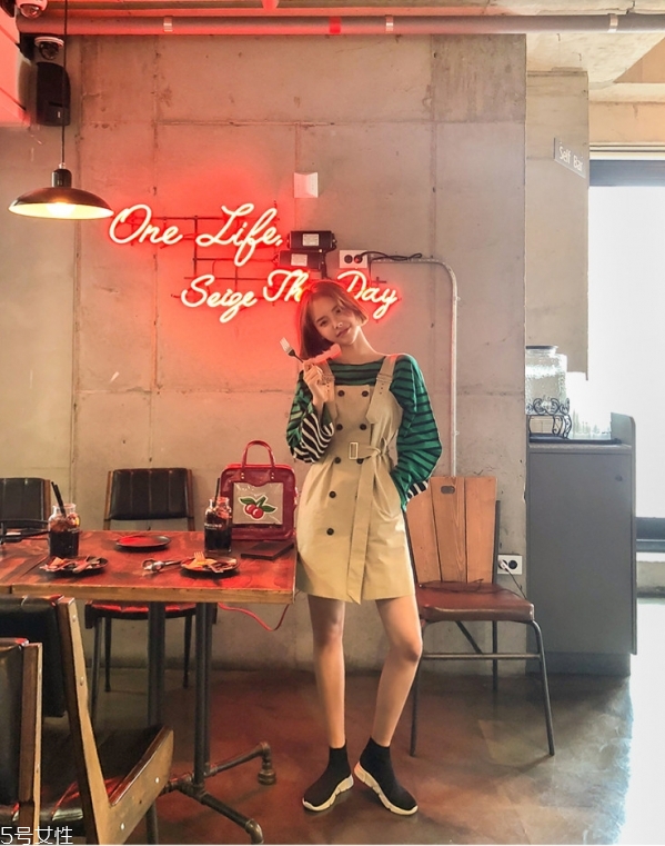 短裙與t恤的搭配好看嗎 短袖t恤怎么搭配好看 短裙與t恤的搭配好看嗎 短袖t恤怎么搭配好看