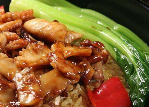 煲仔飯可以放什么材料 煲仔飯用什么米 煲仔飯可以放什么材料 煲仔飯用什么米