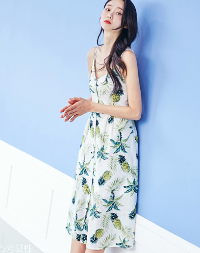 夏天穿吊帶裙怎么搭配？夏季吊帶裙搭配圖片