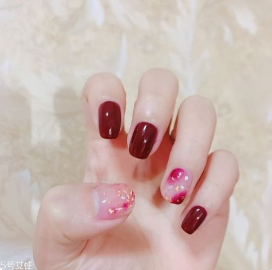 玻璃紙愛心美甲怎么弄 心形玻璃紙美甲教程 玻璃紙愛心美甲怎么弄 心形玻璃紙美甲教程