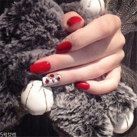 夏天美甲什么顏色顯手白 美甲圖片2022新款式夏款 夏天美甲什么顏色顯手白 美甲圖片2022新款式夏款
