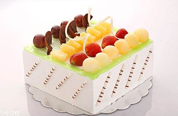 蛋糕尺寸適合多少人？6寸的蛋糕4個人吃夠嗎？