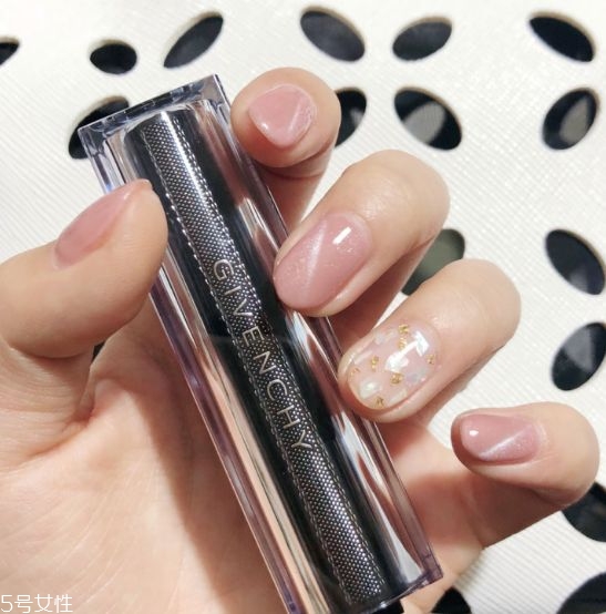 玻璃紙愛心美甲怎么弄 心形玻璃紙美甲教程 玻璃紙愛心美甲怎么弄 心形玻璃紙美甲教程