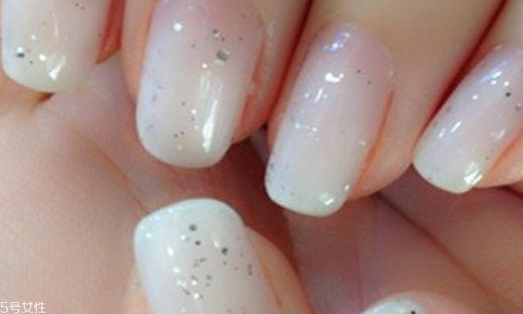 夏季乳白色美甲款式圖 2018乳白色美甲新款樣式 夏季乳白色美甲款式圖 2018乳白色美甲新款樣式