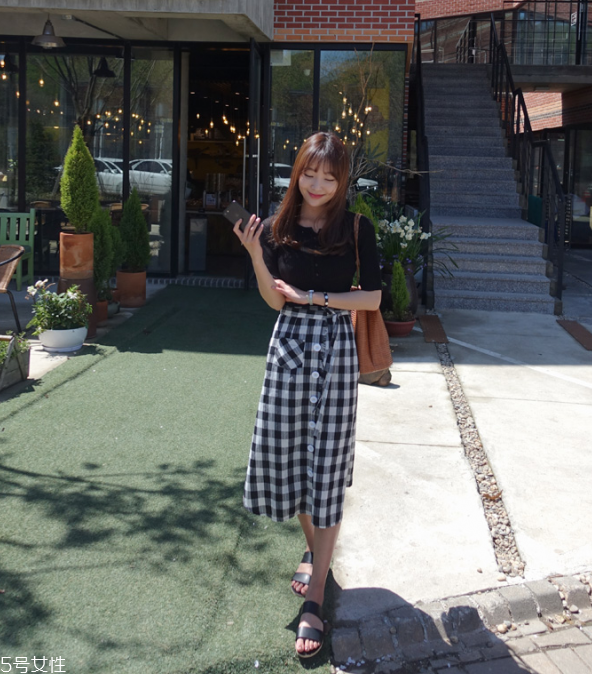 黑色t恤配什么褲子 黑色t恤配什么褲子女 黑色t恤配什么褲子 黑色t恤配什么褲子女