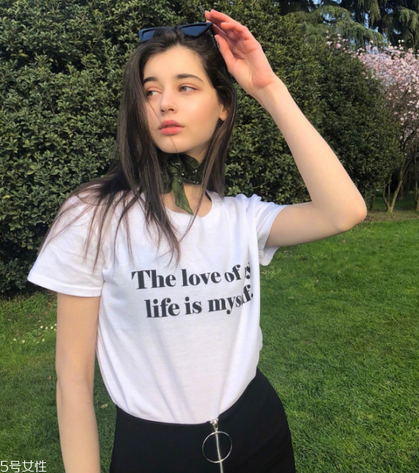 寬松t恤怎么搭配好看 寬松t恤搭配 寬松t恤怎么搭配好看 寬松t恤搭配