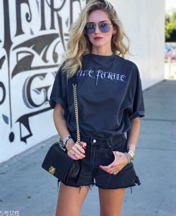 寬松t恤怎么搭配好看 寬松t恤搭配 寬松t恤怎么搭配好看 寬松t恤搭配