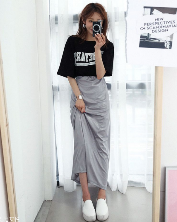 黑色t恤配什么褲子 黑色t恤配什么褲子女 黑色t恤配什么褲子 黑色t恤配什么褲子女