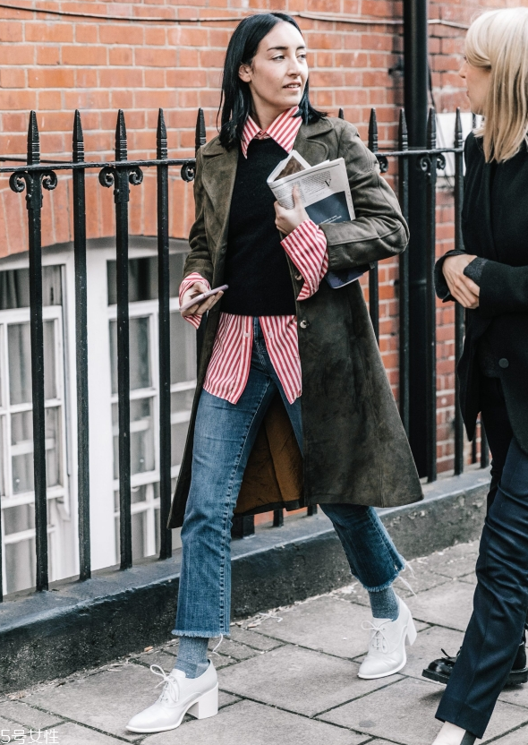 黑色t恤配什么褲子 黑色t恤配什么褲子女 黑色t恤配什么褲子 黑色t恤配什么褲子女