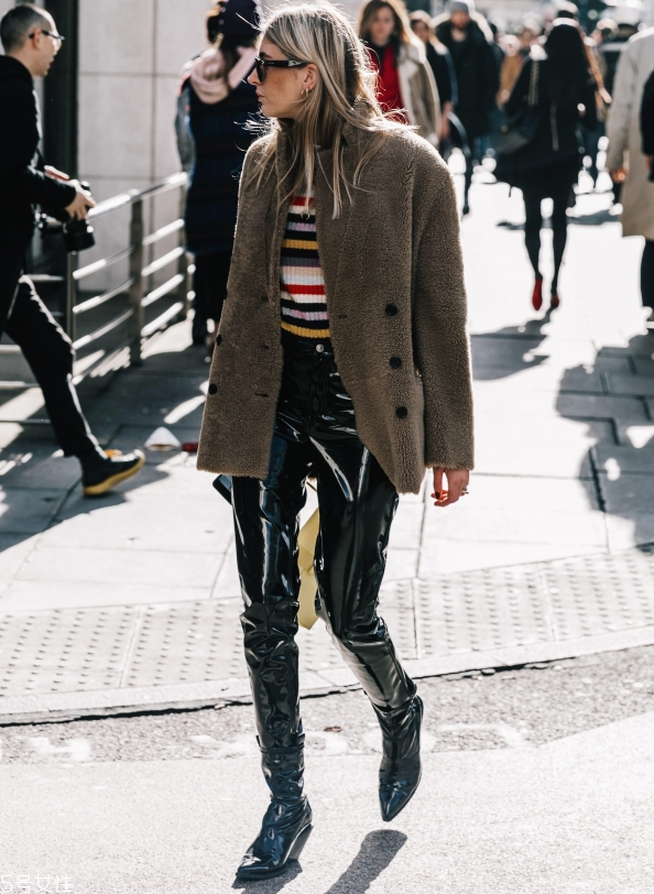 黑色t恤配什么褲子 黑色t恤配什么褲子女 黑色t恤配什么褲子 黑色t恤配什么褲子女