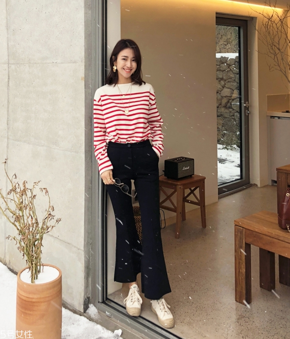 黑色t恤配什么褲子 黑色t恤配什么褲子女 黑色t恤配什么褲子 黑色t恤配什么褲子女