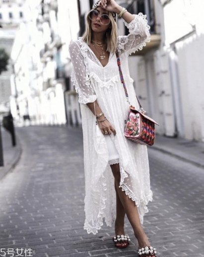 蕾絲連衣裙怎么搭配？蕾絲連衣裙搭配訣竅