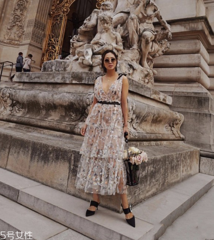 蕾絲連衣裙怎么搭配？蕾絲連衣裙搭配訣竅