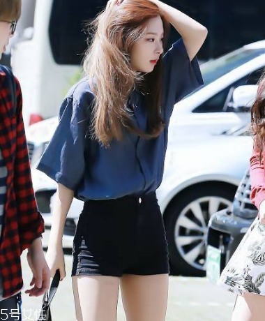 黑色短褲配什么上衣？黑色短褲上衣怎么搭配？