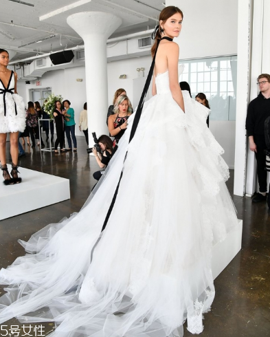 婚紗里面穿什么內(nèi)衣？婚紗里面怎么穿內(nèi)衣？