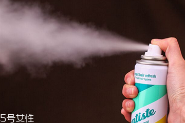 免洗噴霧噴到頭皮有什么壞處沒 免洗噴霧洗發(fā)水的危害 免洗噴霧噴到頭皮有什么壞處沒 免洗噴霧洗發(fā)水的危害