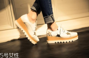 海軍風大衣配什么鞋子好看 海軍風大衣怎么搭鞋子 海軍風大衣配什么鞋子好看 海軍風大衣怎么搭鞋子