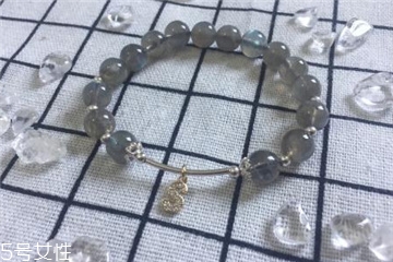 月光石是水晶嗎？月光石和水晶是一種嗎？