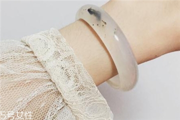 手鐲可以帶著睡覺嗎？手鐲睡覺戴好嗎？