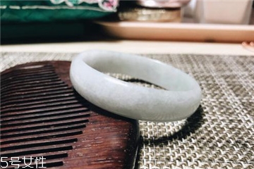 手鐲是玉的好還是翡翠的好？手鐲買玉的還是翡翠的？