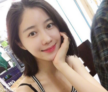 戴眼鏡的女生適合什么發(fā)型 女生戴眼鏡好看的發(fā)型 戴眼鏡的女生適合什么發(fā)型 女生戴眼鏡好看的發(fā)型