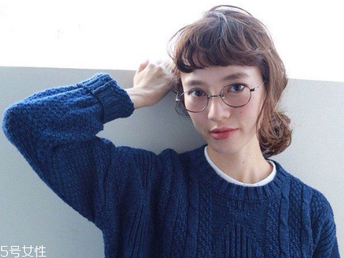 戴眼鏡的女生適合什么發(fā)型 女生戴眼鏡好看的發(fā)型 戴眼鏡的女生適合什么發(fā)型 女生戴眼鏡好看的發(fā)型