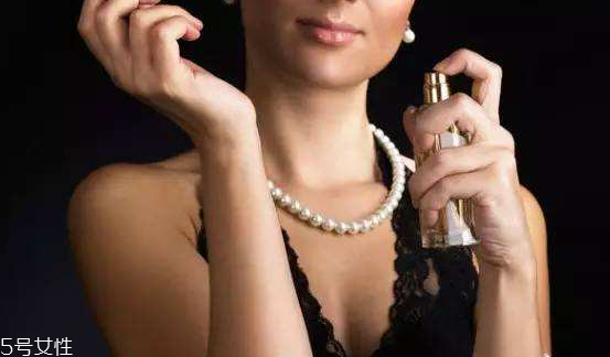 香水怎么噴不會(huì)太濃 香水怎么噴香味均勻清淡 香水怎么噴不會(huì)太濃 香水怎么噴香味均勻清淡