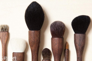 化妝刷能用洗潔精洗嗎？洗潔精清洗化妝刷的方法