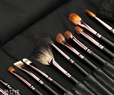 化妝刷能用洗潔精洗嗎？洗潔精清洗化妝刷的方法