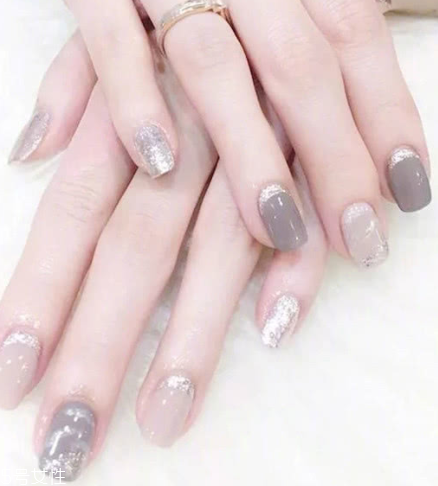 2022奶奶灰跳色美甲圖片 自帶高冷氣場的奶奶灰美甲 2022奶奶灰跳色美甲圖片 自帶高冷氣場的奶奶灰美甲