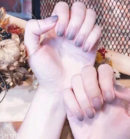 2022奶奶灰跳色美甲圖片 自帶高冷氣場的奶奶灰美甲 2022奶奶灰跳色美甲圖片 自帶高冷氣場的奶奶灰美甲