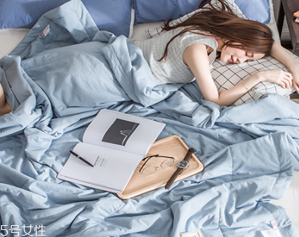 空調(diào)被和蠶絲被的區(qū)別 一招教你分清楚 空調(diào)被和蠶絲被的區(qū)別 一招教你分清楚