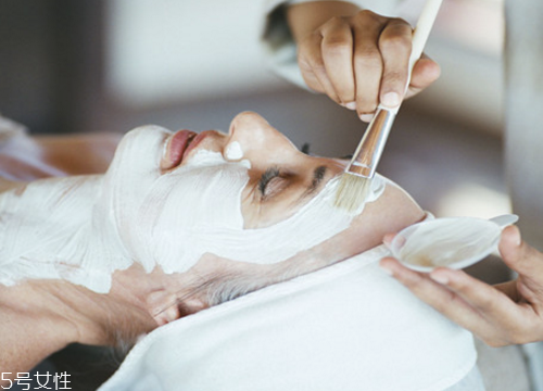 醫(yī)用面膜和普通面膜的區(qū)別 醫(yī)用面膜更加具有安全性 醫(yī)用面膜和普通面膜的區(qū)別 醫(yī)用面膜更加具有安全性